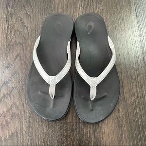 Black and Silver Flip Flop Sandals, Size Small 🩴